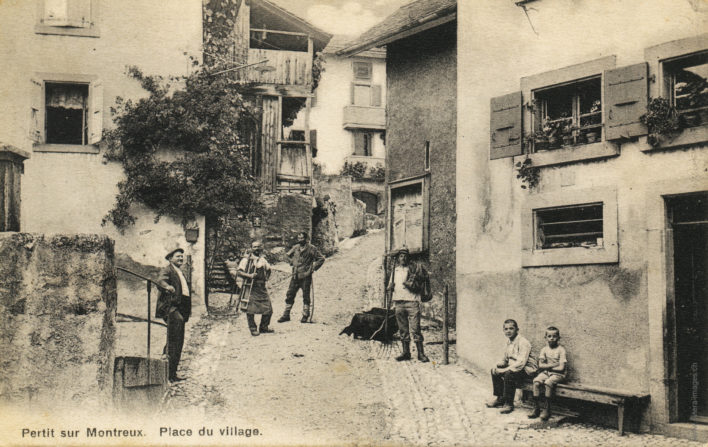 Pertit sur Montreux. Place du village