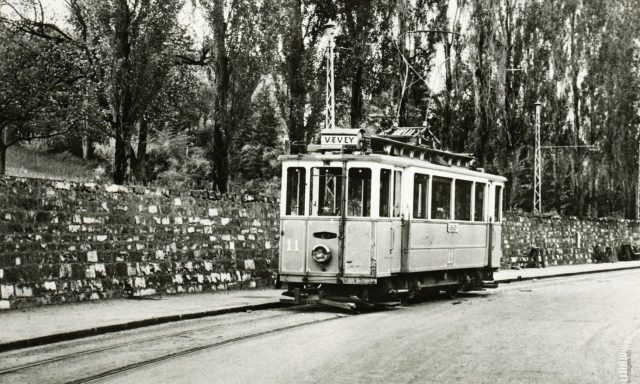 Tram au virage de la Karma