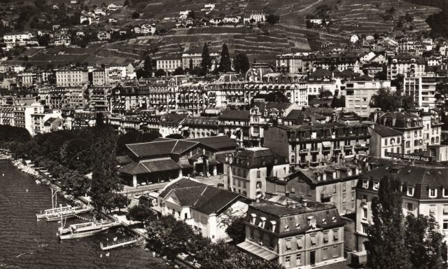 La Place du Marché et Montreux vus du lac