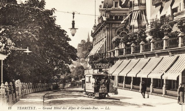 Tramway devant le Grand Hôtel des Alpes